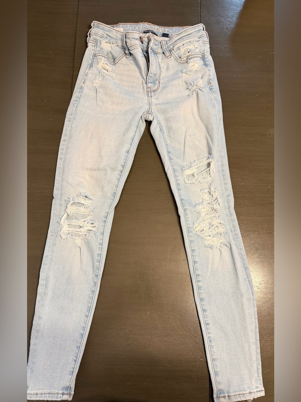 Women’s size 00. American Eagle Outfitters Light Wash Ripped Skinny Jeans